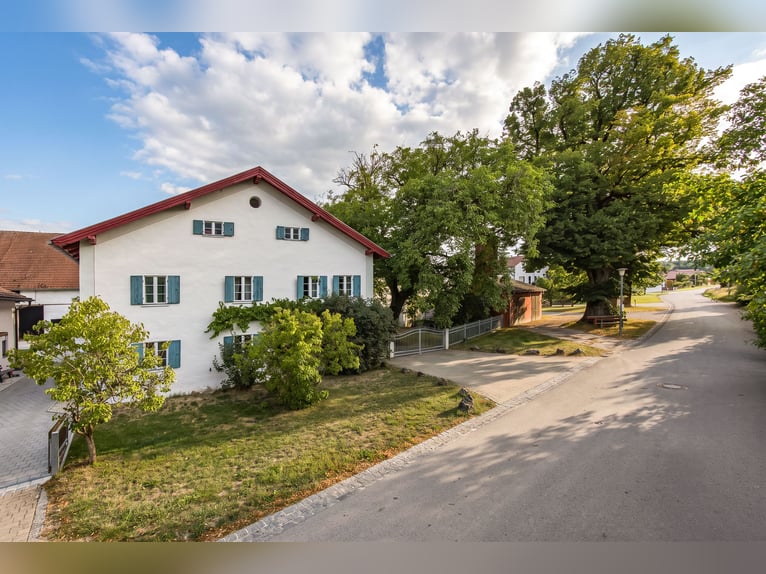 Écurie exclusive avec une ferme jurassienne rénovée primée, intégrant un concept énergétique durable