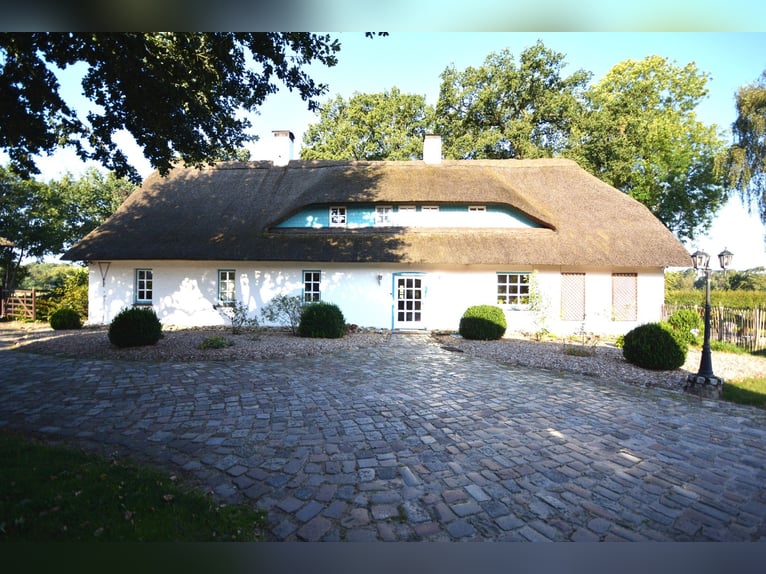 Élevage équestre sur 5,7 hectares ! Propriété de rêve avec une maison en chaume, une maison d'hôtes 