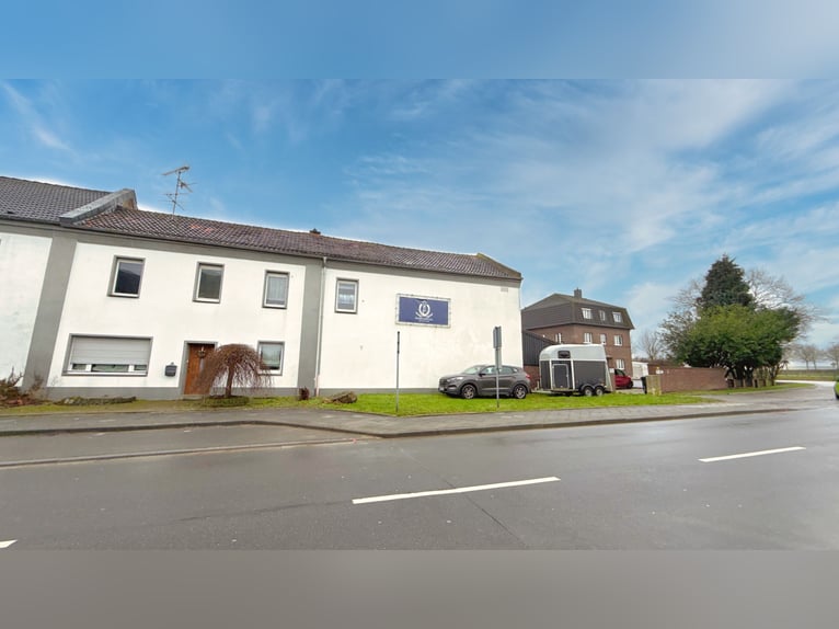 Ferme équestre avec manège, installations pour les chevaux et vastes terrains en location