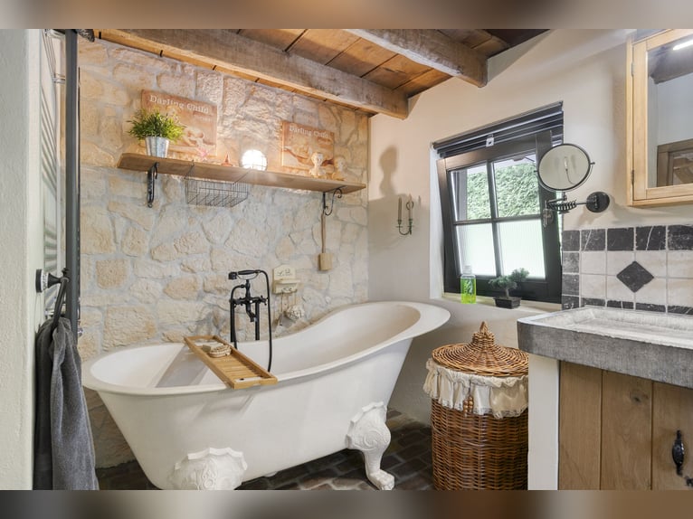 Ferme résidentielle avec installation équestre comprenant une carrière intérieure, une carrière exté