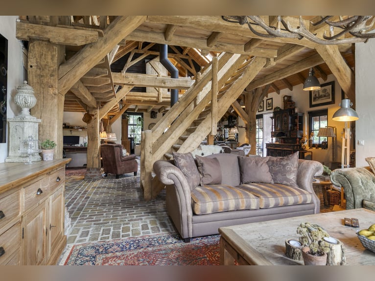 Ferme résidentielle avec installation équestre comprenant une carrière intérieure, une carrière exté