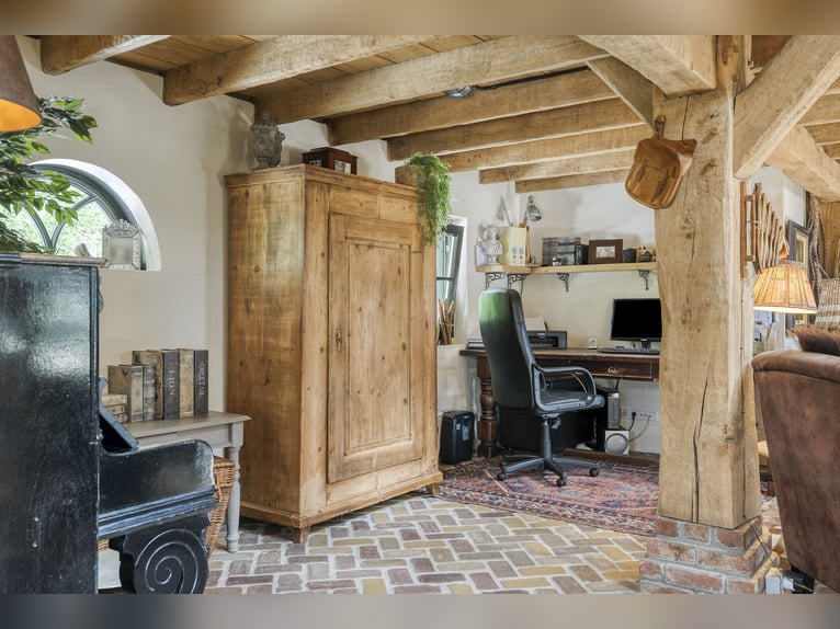 Ferme résidentielle avec installation équestre comprenant une carrière intérieure, une carrière exté