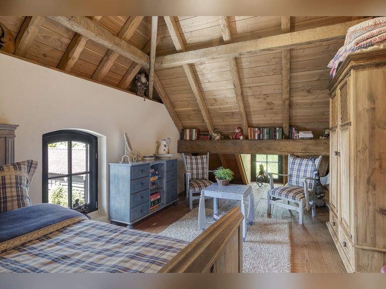 Ferme résidentielle avec installation équestre comprenant une carrière intérieure, une carrière exté