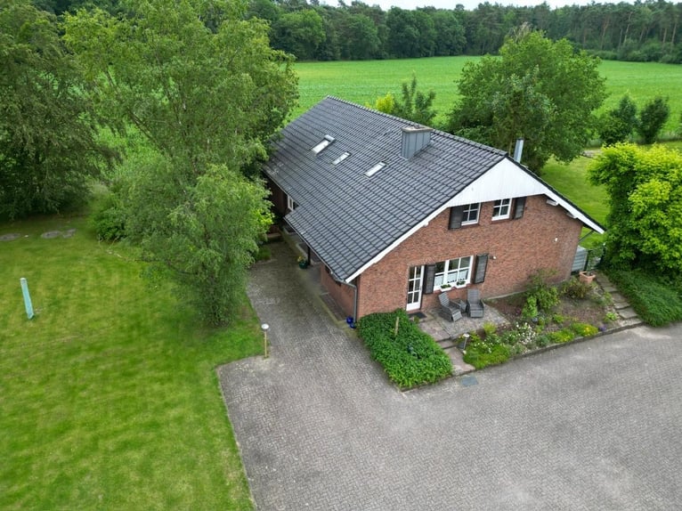 Grande maison de campagne avec élevage de chevaux, manège et un magnifique parc-jardin en situation