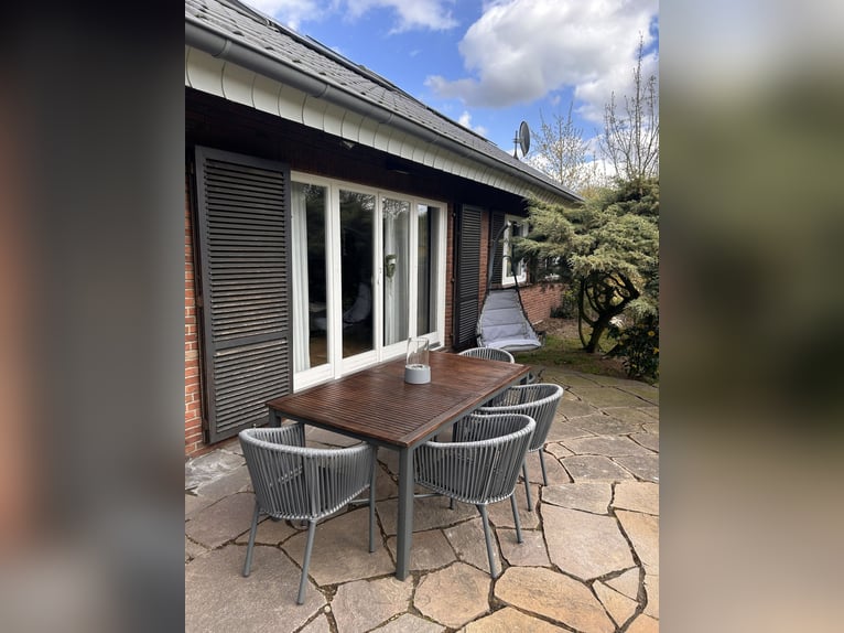 Grande maison de campagne avec élevage de chevaux, manège et un magnifique parc-jardin en situation 