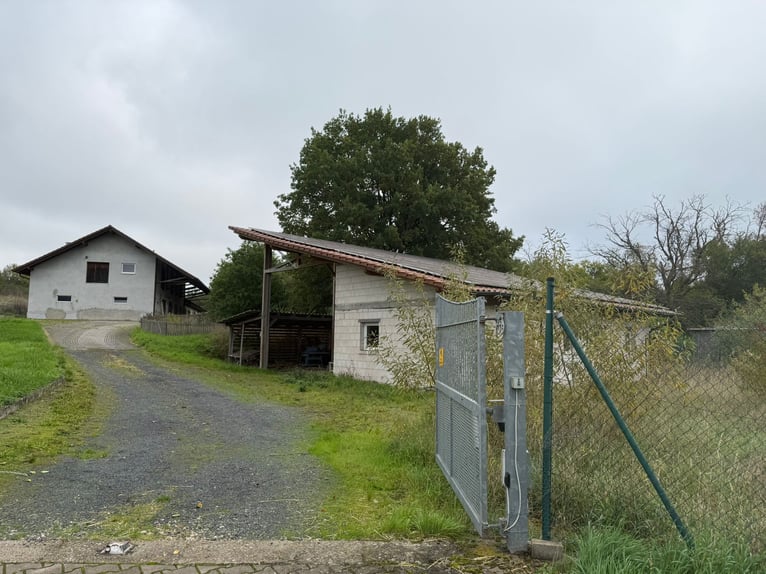 Idyllisches Landanwesen mit Wohnhaus und Stallungen in Unterfranken