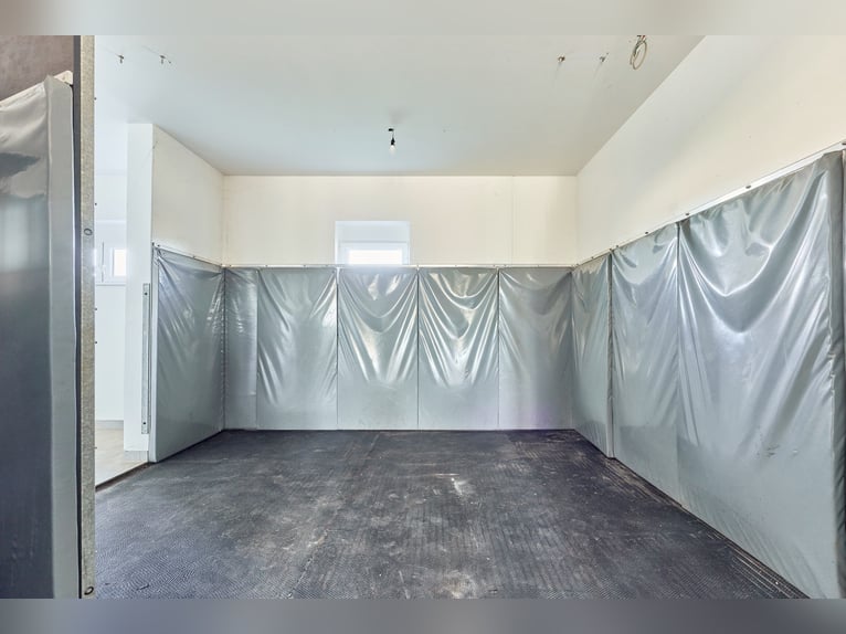 Immeuble commercial à Herrenberg – Clinique équine neuve avec plusieurs bureaux !