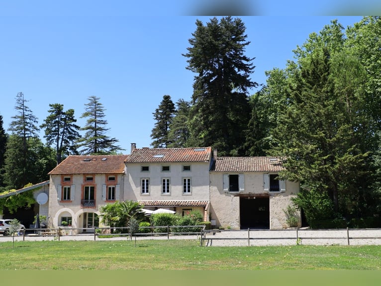 Magnifique propriété dans le sud de la France comprenant trois maisons, une piscine chauffée et 2,2