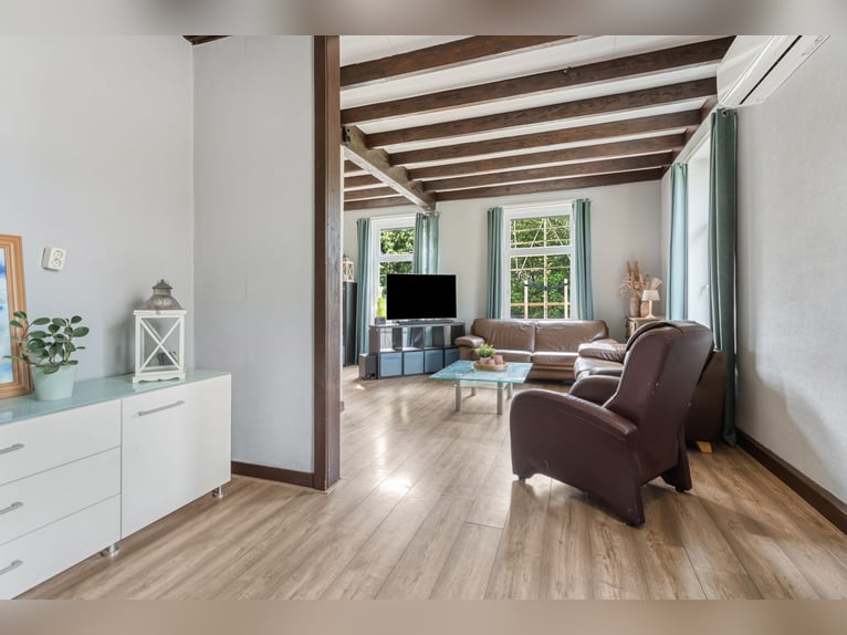 Maison individuelle avec un espace de vie spacieux et une installation équestre de haute qualité ent