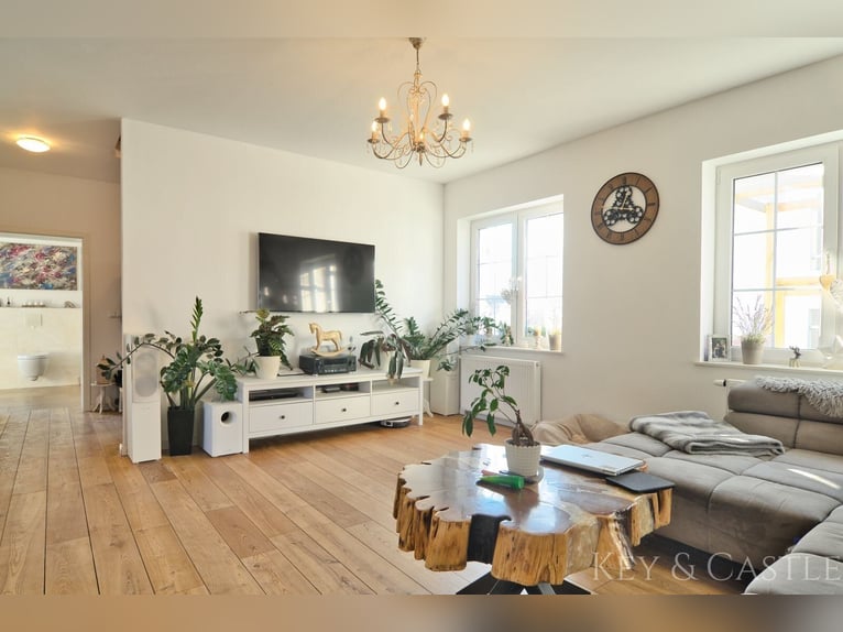 Maison individuelle entièrement rénovée avec élevage de chevaux à Oberkrämer