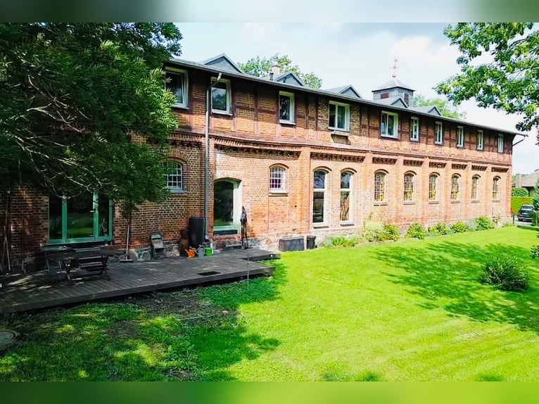 Pferdehof mit historischem Wohnensemble in der Mecklenburgischen Schweiz