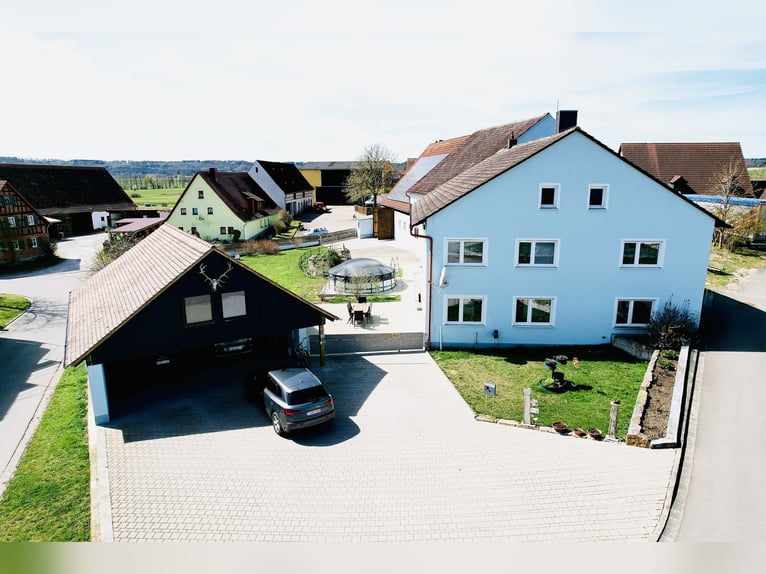 Propriété équestre avec une grande maison d'habitation et un potentiel de développement