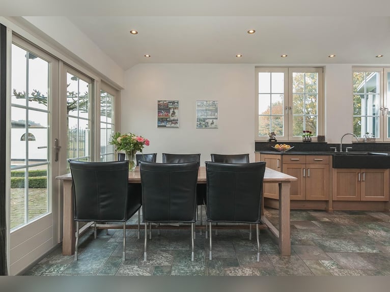 Propriété équestre privée exceptionnelle avec manège intérieur, écuries et résidence de luxe