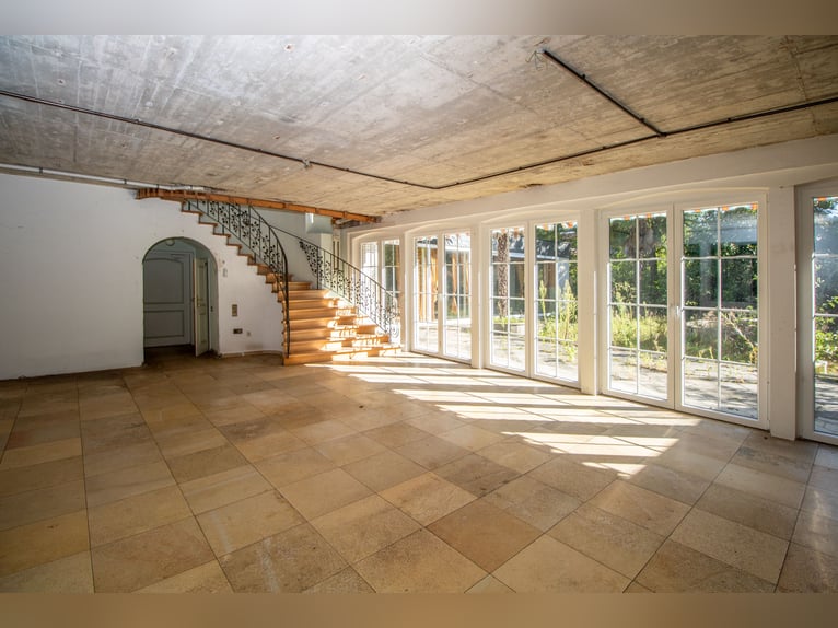 Propriété exclusive avec villa, centre équestre et complexe couvert située au bord d’un lac privé à