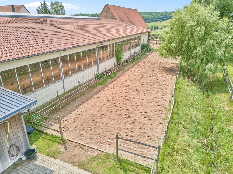 Reitanlage in Bayern mit historischem Wohnhaus und gepflegten Trainingsbedingungen!
