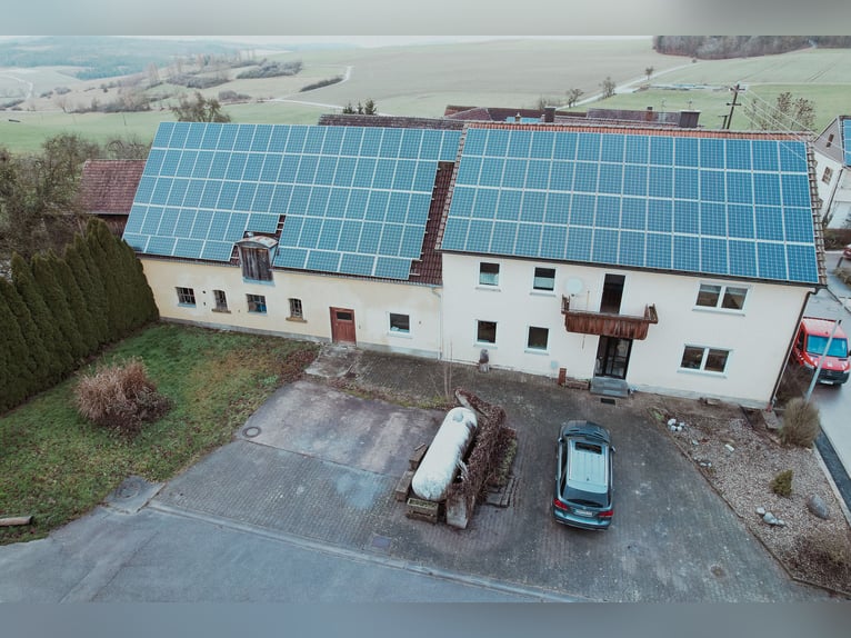 Reitanlage mit Wohnhaus, arrondierten Flächen und moderner PV-Anlage