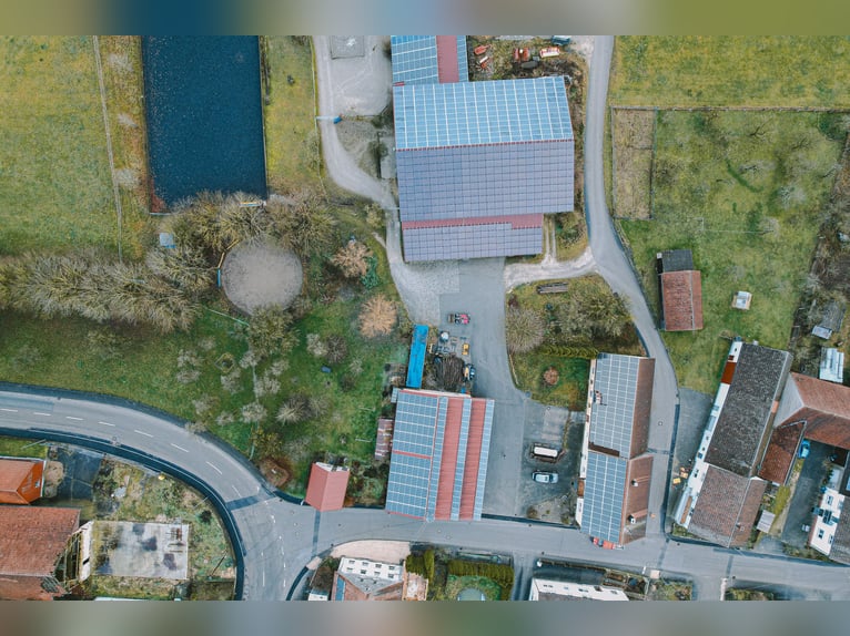 Reitanlage mit Wohnhaus, arrondierten Flächen und moderner PV-Anlage