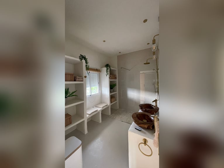 Unique Off-Grid Mountain Home With 360° Panoramic Views and Full Equestrian Facilities 