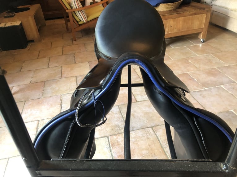 SELLE PRESTIGE CUIR BOVIN LISSE NOIR, LISERE BLEU