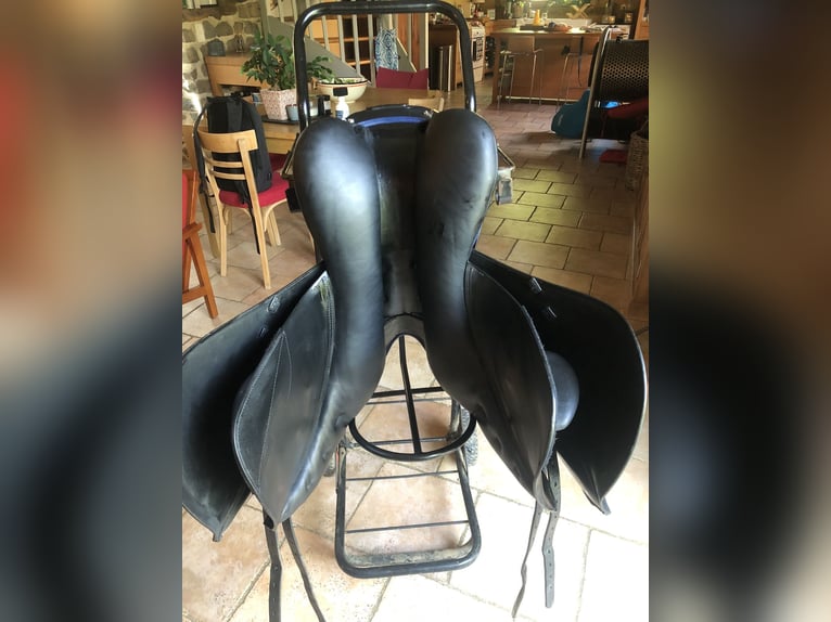 SELLE PRESTIGE CUIR BOVIN LISSE NOIR, LISERE BLEU