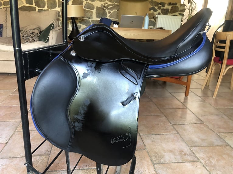 SELLE PRESTIGE CUIR BOVIN LISSE NOIR, LISERE BLEU