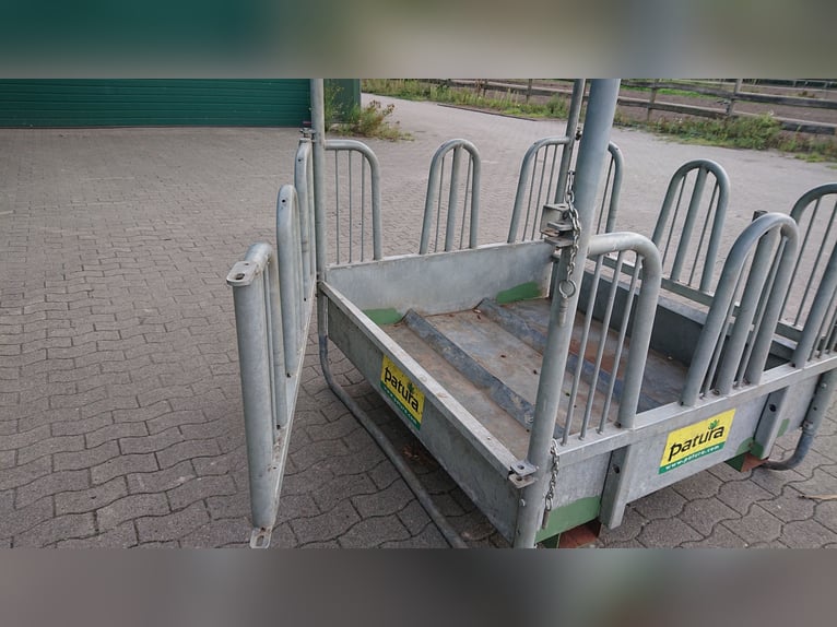 Viereckraufe von Patura, mit Sicherheits-Palisadenfressgittern, 8 Fressplätze