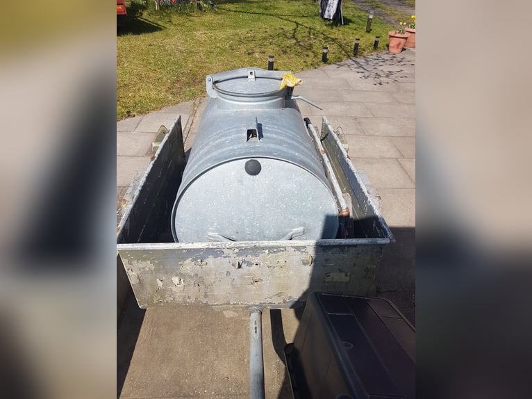 Baril d'eau sur remorque