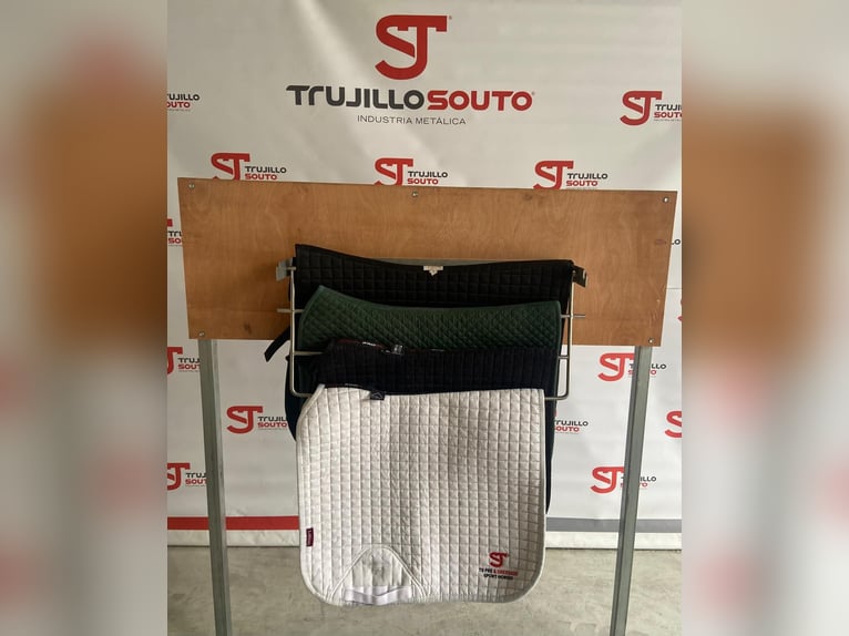 Crochet pour tapis de selle