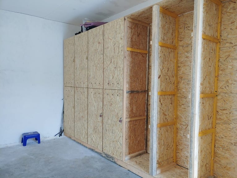Box de pension pour chevaux, pension équestre, manège couvert