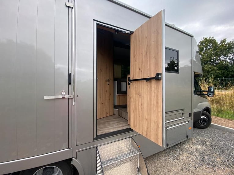 Transporteur pour chevaux Iveco, neuf, pour 2 à 3 chevaux
