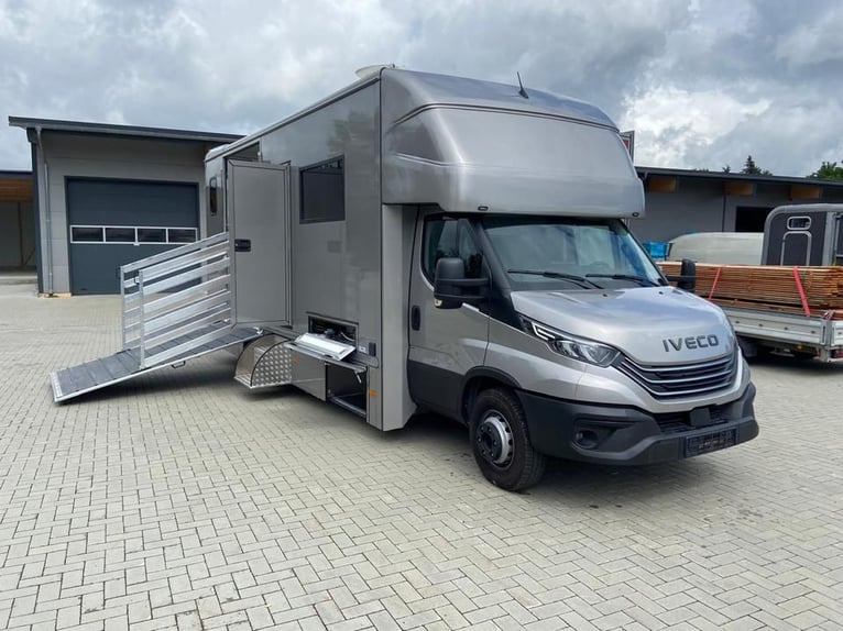 Transporteur pour chevaux Iveco, neuf, pour 2 à 3 chevaux