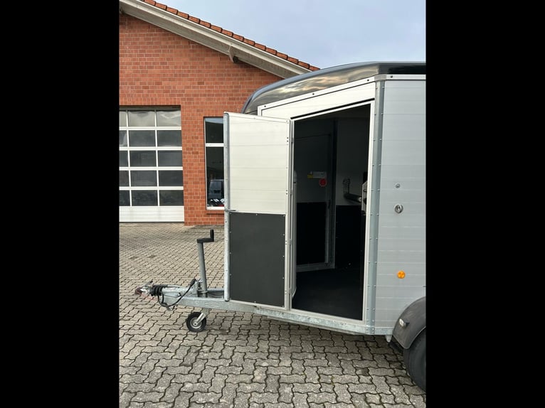 Böckmann Portax E Pferdeanhänger 2,4t Satttelkammer 100km/h Hecktür schwenkbar 