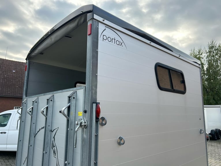 Böckmann Portax E Pferdeanhänger 2,4t Satttelkammer 100km/h Hecktür schwenkbar 