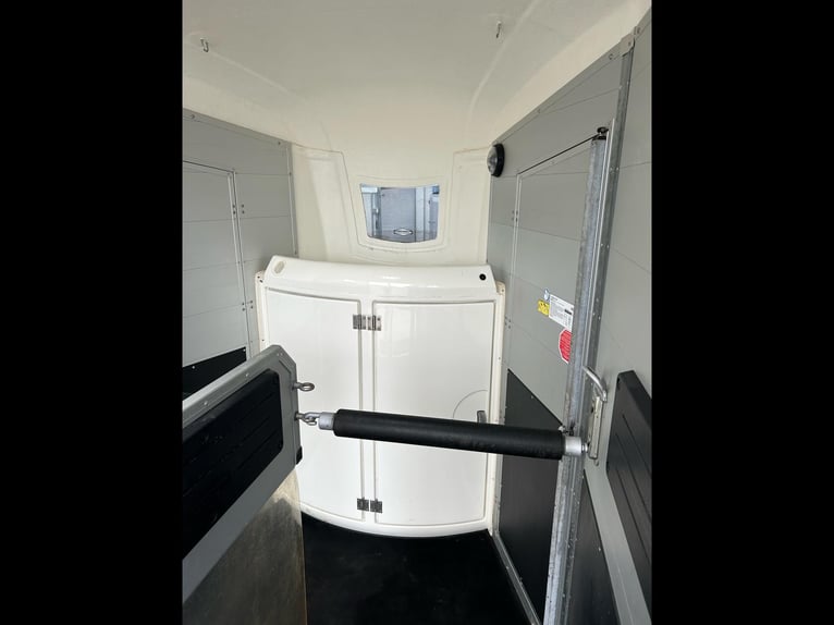 Böckmann Portax E Pferdeanhänger 2,4t Satttelkammer 100km/h Hecktür schwenkbar 