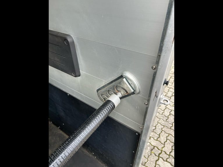 Böckmann Portax E Pferdeanhänger 2,4t Satttelkammer 100km/h Hecktür schwenkbar 