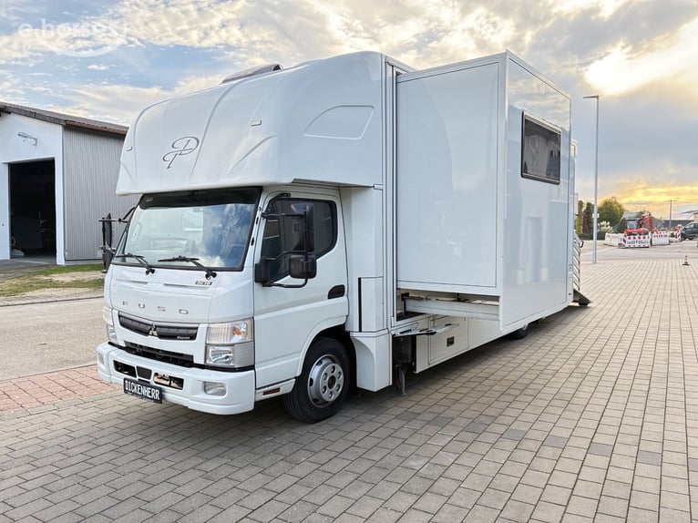 Camion à chevaux Mercedes-Benz Fuso automatique 7,5 t, installation photovoltaïque autonome, pop-out