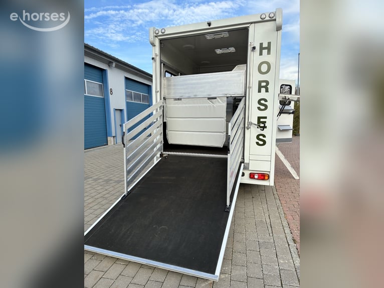 Camion à chevaux Mercedes-Benz Fuso automatique 7,5 t, installation photovoltaïque autonome, pop-out