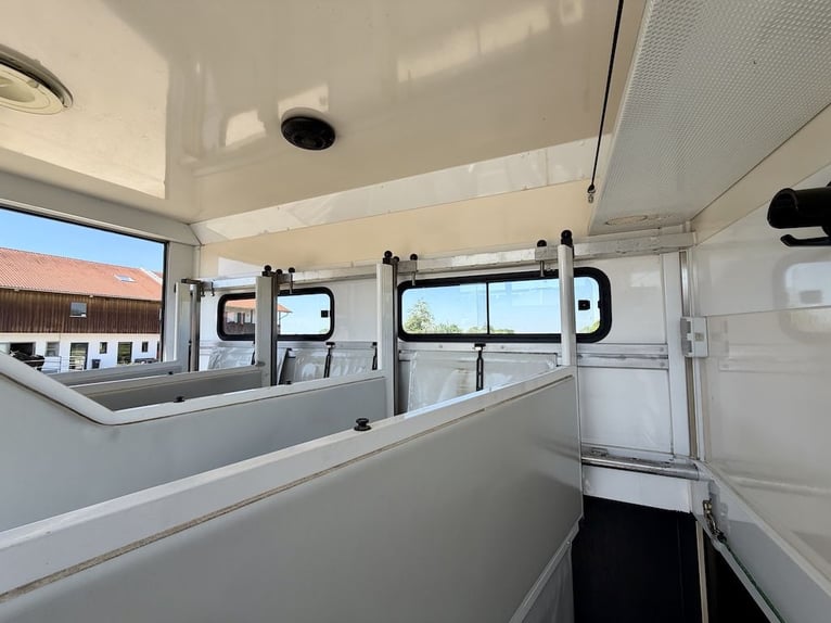 Camion de transport de chevaux MAN TGL 8.180, capacité pour 4 chevaux, cabine habitable, automatique