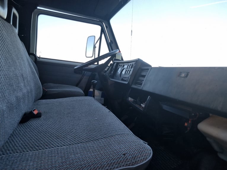 Camion pour chevaux MAN avec tente de boxe