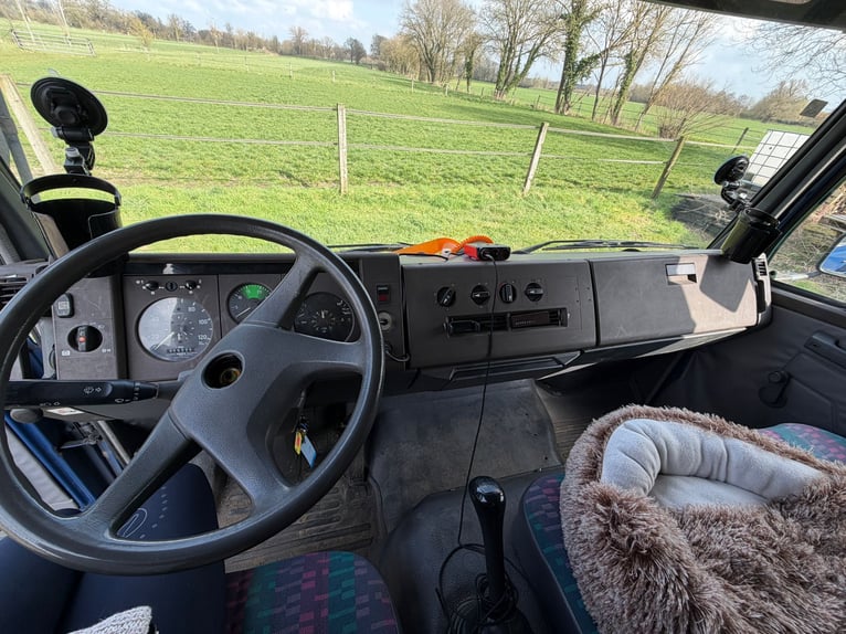 Camionnette pour chevaux Mercedes 814 avec homologation H pour 4 chevaux. Contrôle technique récent.