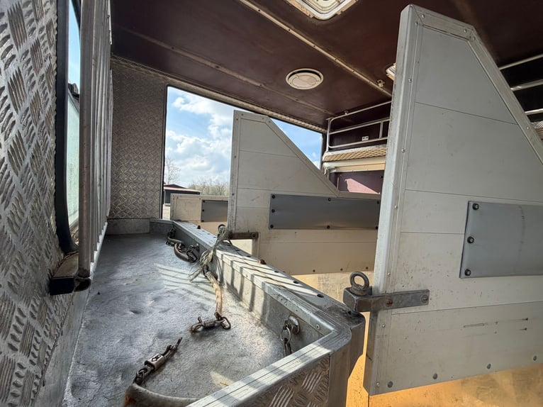 Camionnette pour chevaux Mercedes 814 avec homologation H pour 4 chevaux. Contrôle technique récent.