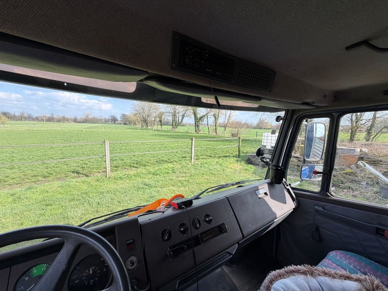 Camionnette pour chevaux Mercedes 814 avec homologation H pour 4 chevaux. Contrôle technique récent.