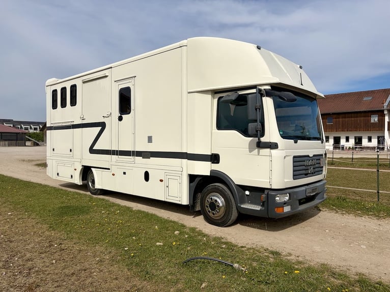 MAN 8.180 Transporteur équestre Steinsberger, capacité 4 chevaux, cabine de vie, douche, camion