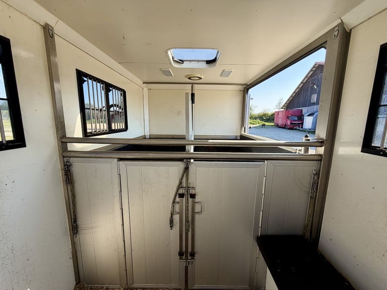 Mercedes-Benz Sprinter, transporteur pour deux chevaux, avec sellerie et compartiment pour la seller