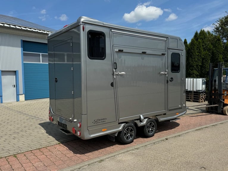 Pferdetransporter DT 2 Pferdeanhänger 2,7t Sattelkammer Trailer PKW Horsetrailer