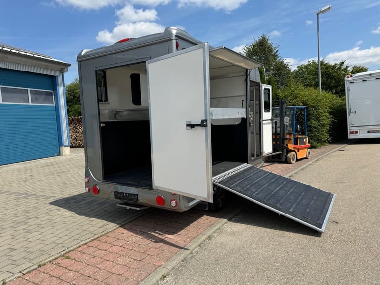 Pferdetransporter DT 2 Pferdeanhänger 2,7t Sattelkammer Trailer PKW Horsetrailer