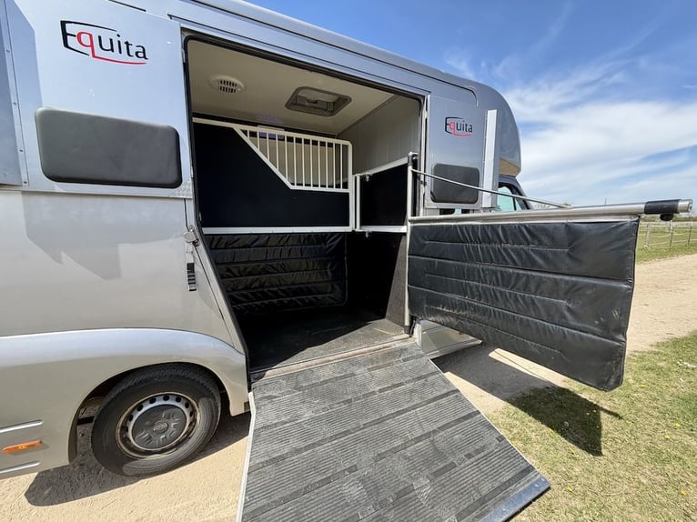 Renault Master EQUITA transporteur pour 2 chevaux, 5 places, boîte automatique – Véhicule d'occasion