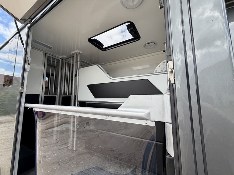 Transporteur pour 2 chevaux Renault Master RJH Sport, nouveau modèle avec boîte automatique – dispon