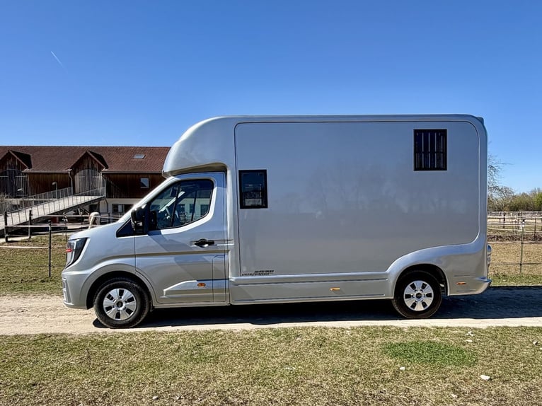Transporteur pour deux chevaux Renault, véhicule utilitaire neuf, capacité pour cinq personnes, équi