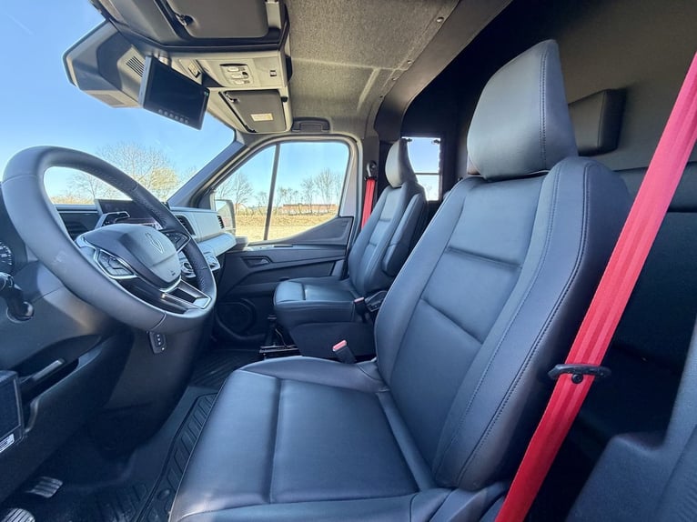 Transporteur pour deux chevaux Renault, véhicule utilitaire neuf, capacité pour cinq personnes, équi